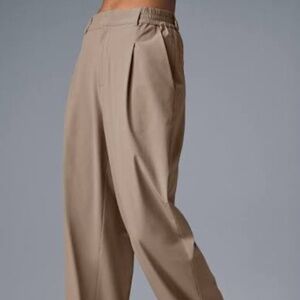 Alo Yoga High Waist Pursuit Trouser (regular) in Gravel size S